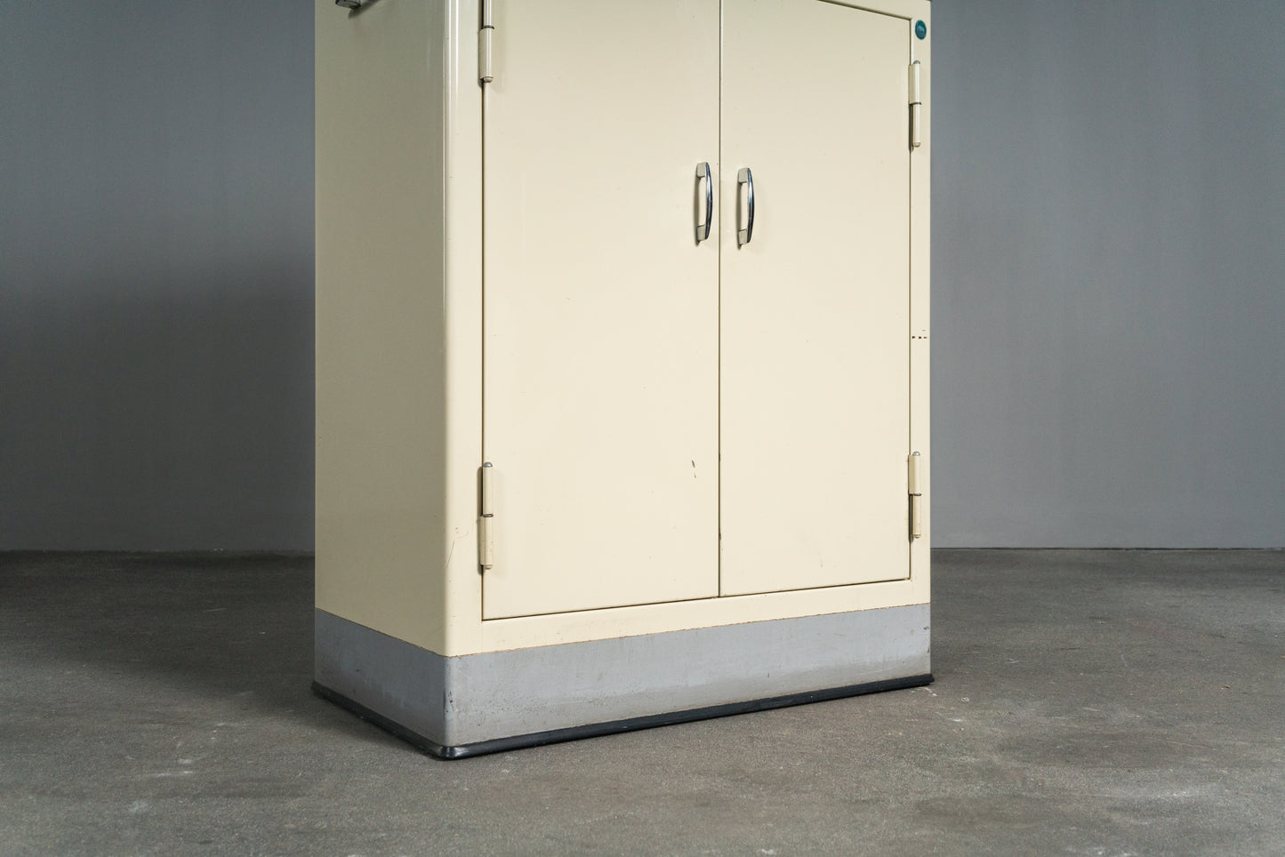 Cooler Medizinschrank im Industriedesign, Mitte des 20.Jahrhunderts - Arztschrank Arzt Schrank Industrial Kommode Regal Alt Vintage MÖBLINGER