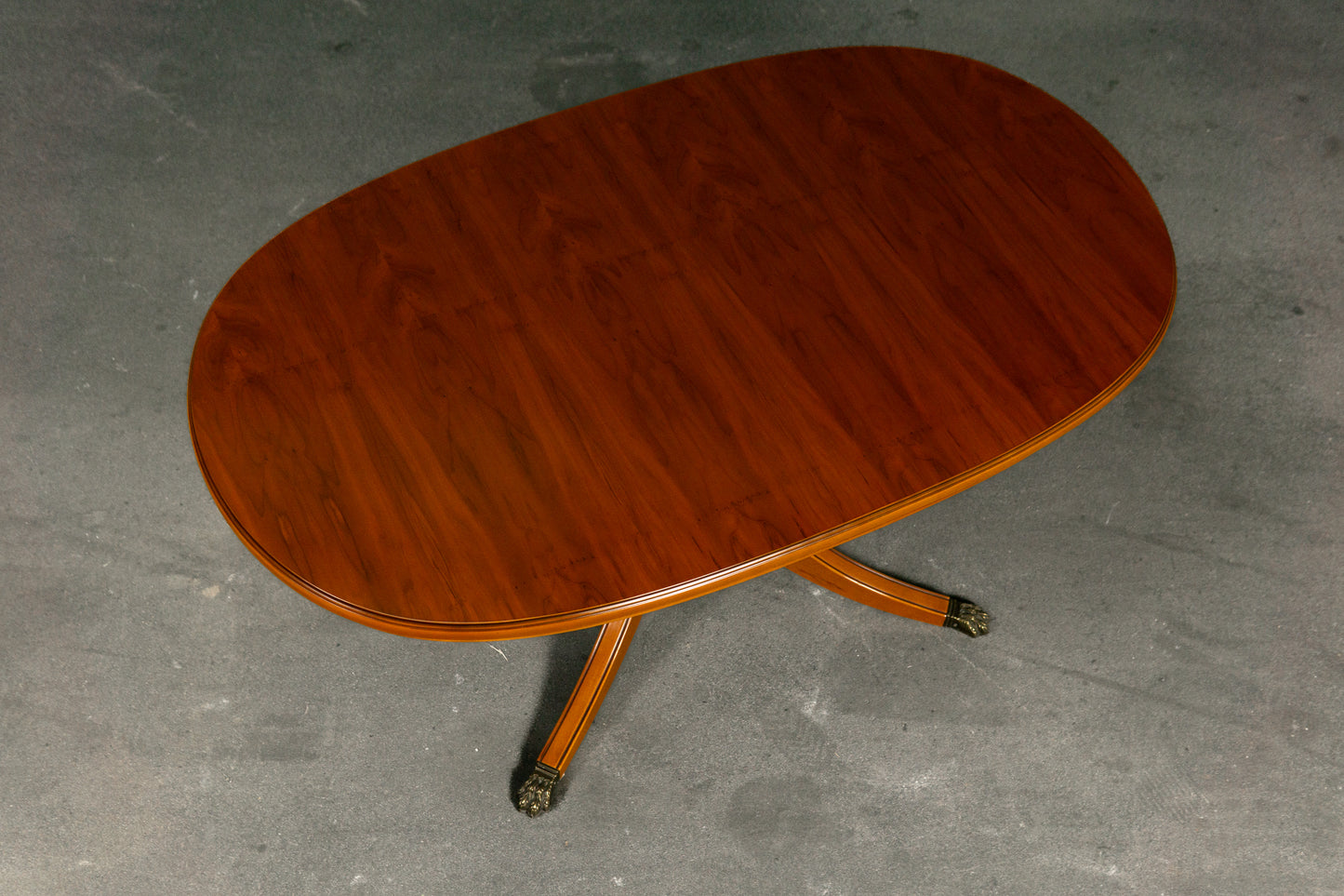 Schöner Couchtisch im Englischen Stil