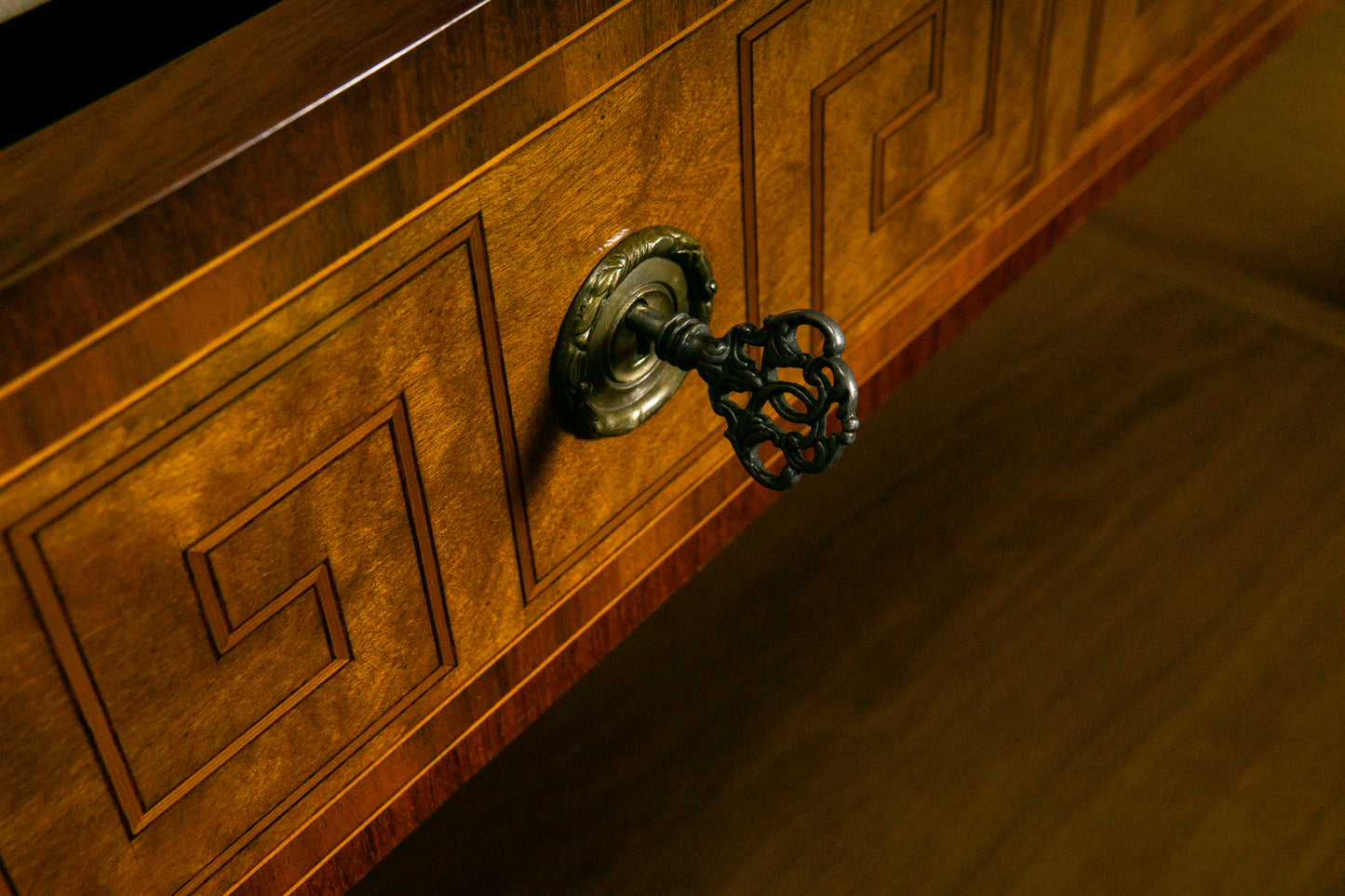 Wunderschöne Kommode im Louis XVI Stil, 2.Hälfte des 20.Jahrhunderts - Schrank Anrichte Regal Sideboard Vintage Alt MÖBLINGER