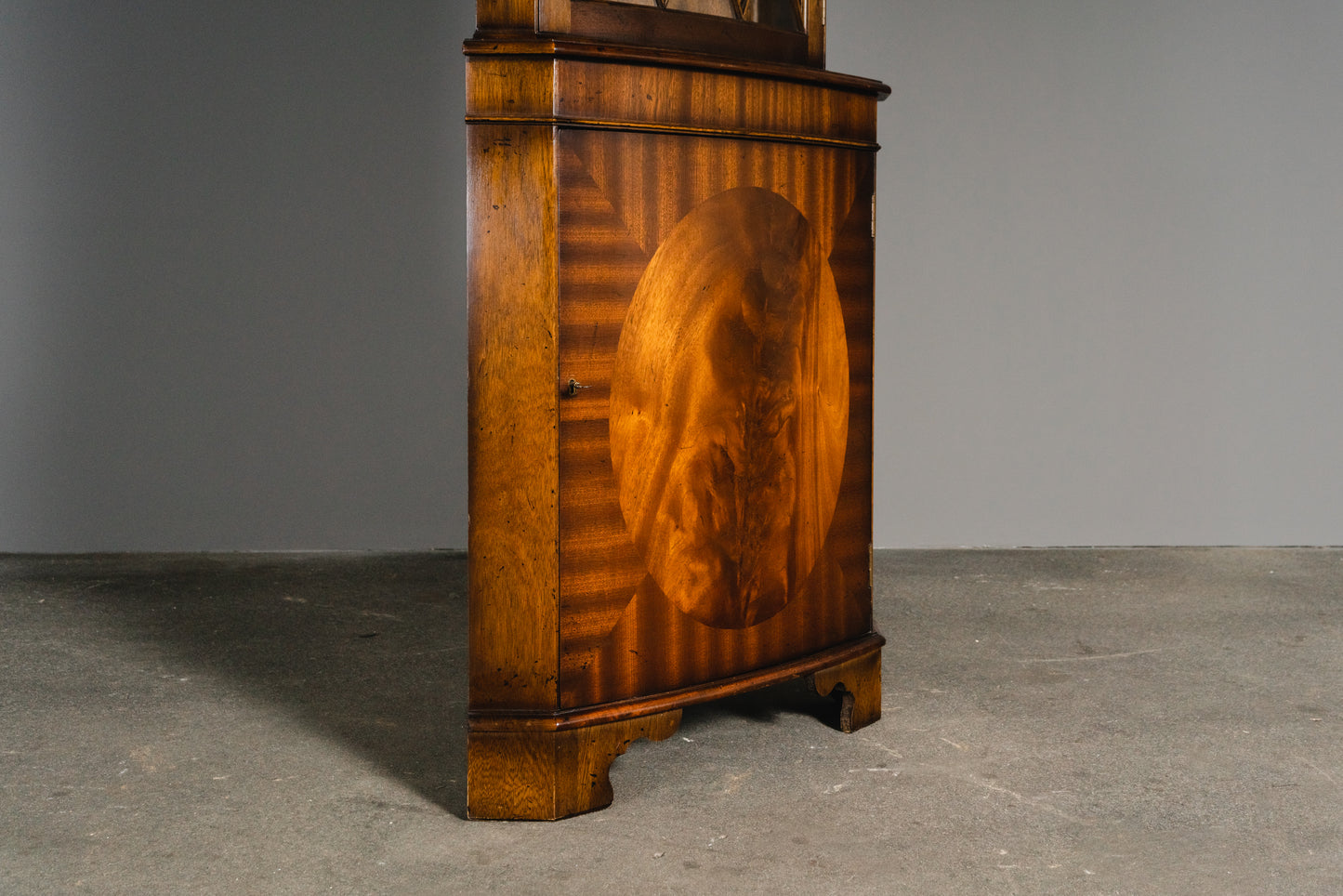 Schöner Eckschrank im Englischen Stil, 2.Hälfte des 20.Jahrhunderts - Vitrine Bücherschrank Schrank Regal Kommode Alt Vintage MÖBLINGER