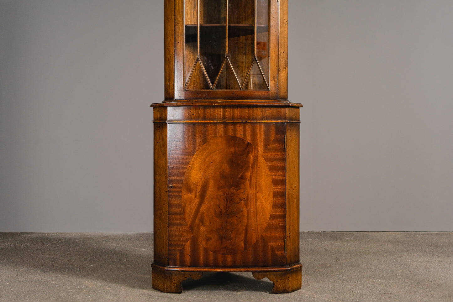 Schöner Eckschrank im Englischen Stil, 2.Hälfte des 20.Jahrhunderts - Vitrine Bücherschrank Schrank Regal Kommode Alt Vintage MÖBLINGER