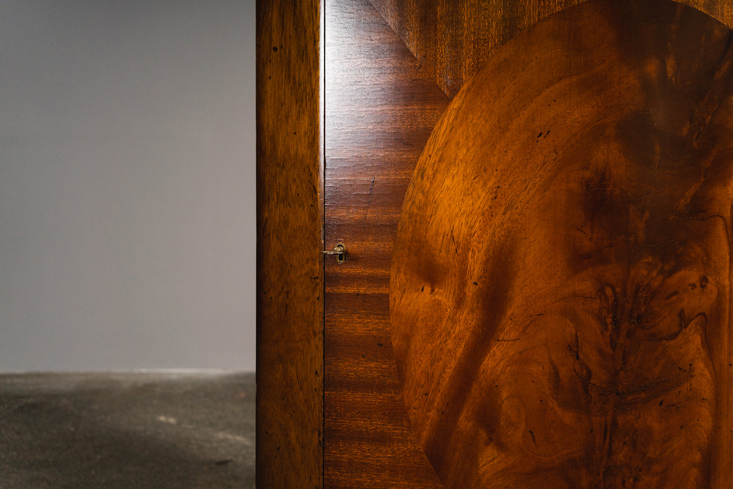 Schöner Eckschrank im Englischen Stil, 2.Hälfte des 20.Jahrhunderts - Vitrine Bücherschrank Schrank Regal Kommode Alt Vintage MÖBLINGER