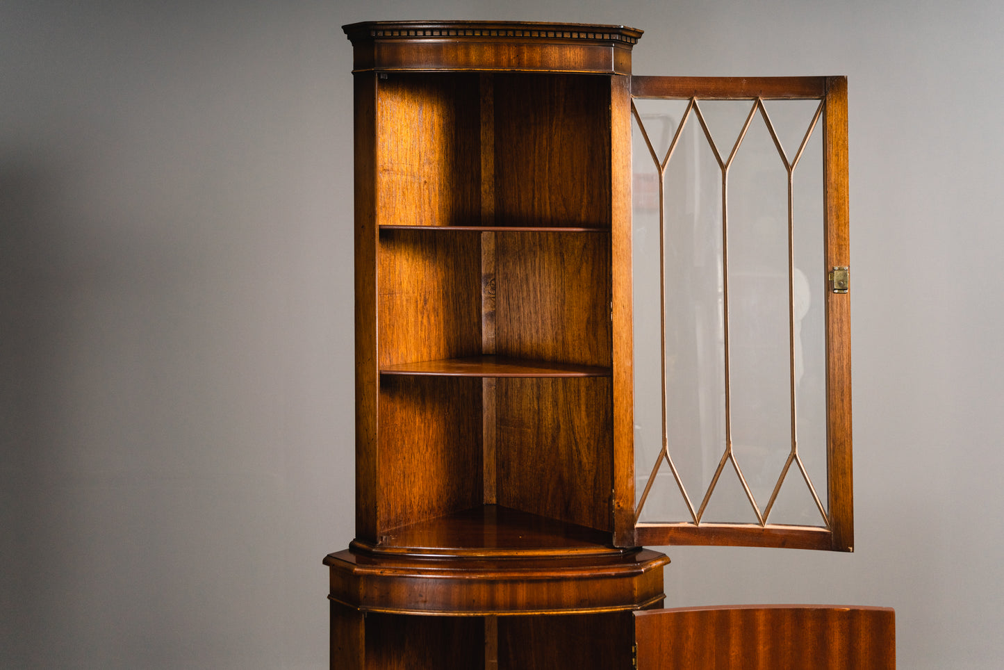 Schöner Eckschrank im Englischen Stil, 2.Hälfte des 20.Jahrhunderts - Vitrine Bücherschrank Schrank Regal Kommode Alt Vintage MÖBLINGER