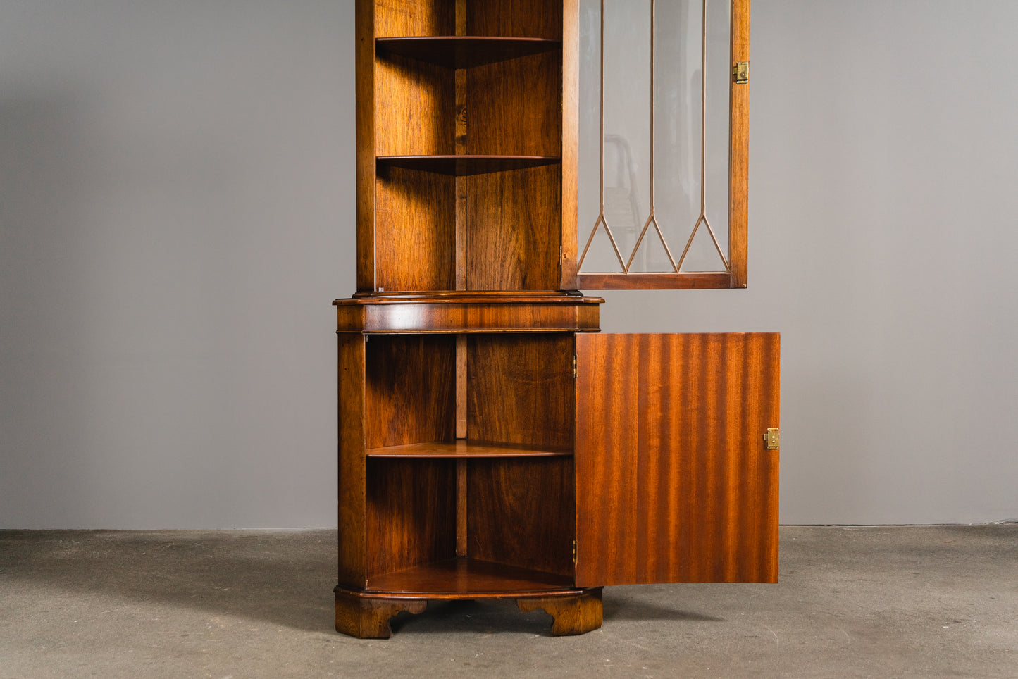 Schöner Eckschrank im Englischen Stil, 2.Hälfte des 20.Jahrhunderts - Vitrine Bücherschrank Schrank Regal Kommode Alt Vintage MÖBLINGER