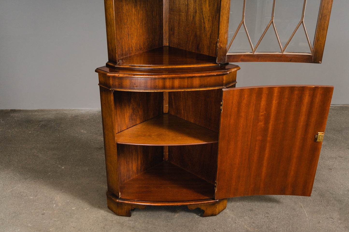 Schöner Eckschrank im Englischen Stil, 2.Hälfte des 20.Jahrhunderts - Vitrine Bücherschrank Schrank Regal Kommode Alt Vintage MÖBLINGER