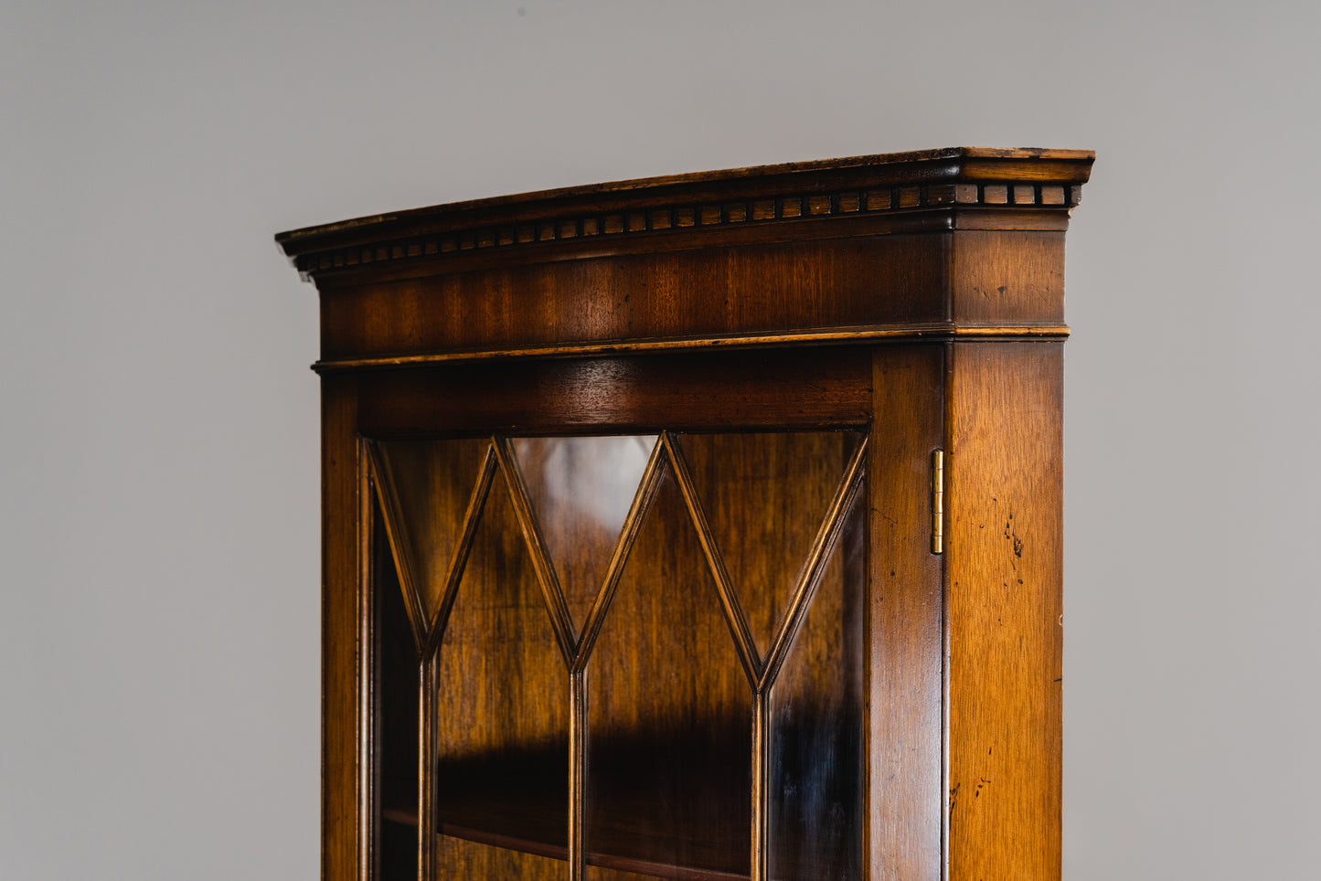 Schöner Eckschrank im Englischen Stil, 2.Hälfte des 20.Jahrhunderts - Vitrine Bücherschrank Schrank Regal Kommode Alt Vintage MÖBLINGER