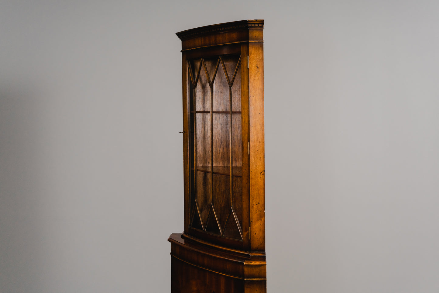 Schöner Eckschrank im Englischen Stil, 2.Hälfte des 20.Jahrhunderts - Vitrine Bücherschrank Schrank Regal Kommode Alt Vintage MÖBLINGER