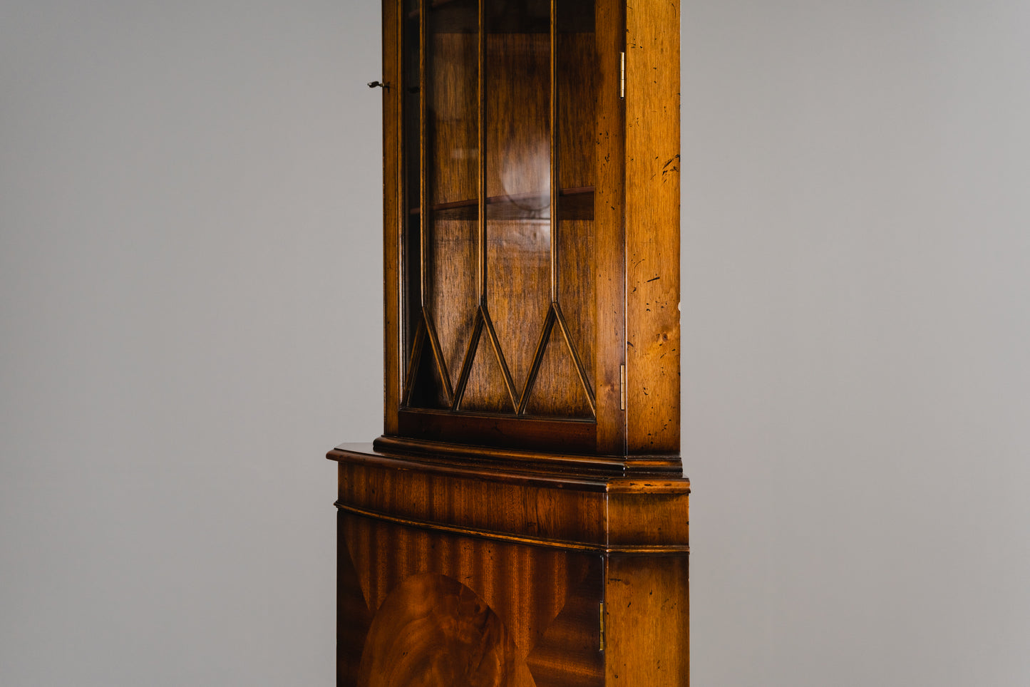 Schöner Eckschrank im Englischen Stil, 2.Hälfte des 20.Jahrhunderts - Vitrine Bücherschrank Schrank Regal Kommode Alt Vintage MÖBLINGER