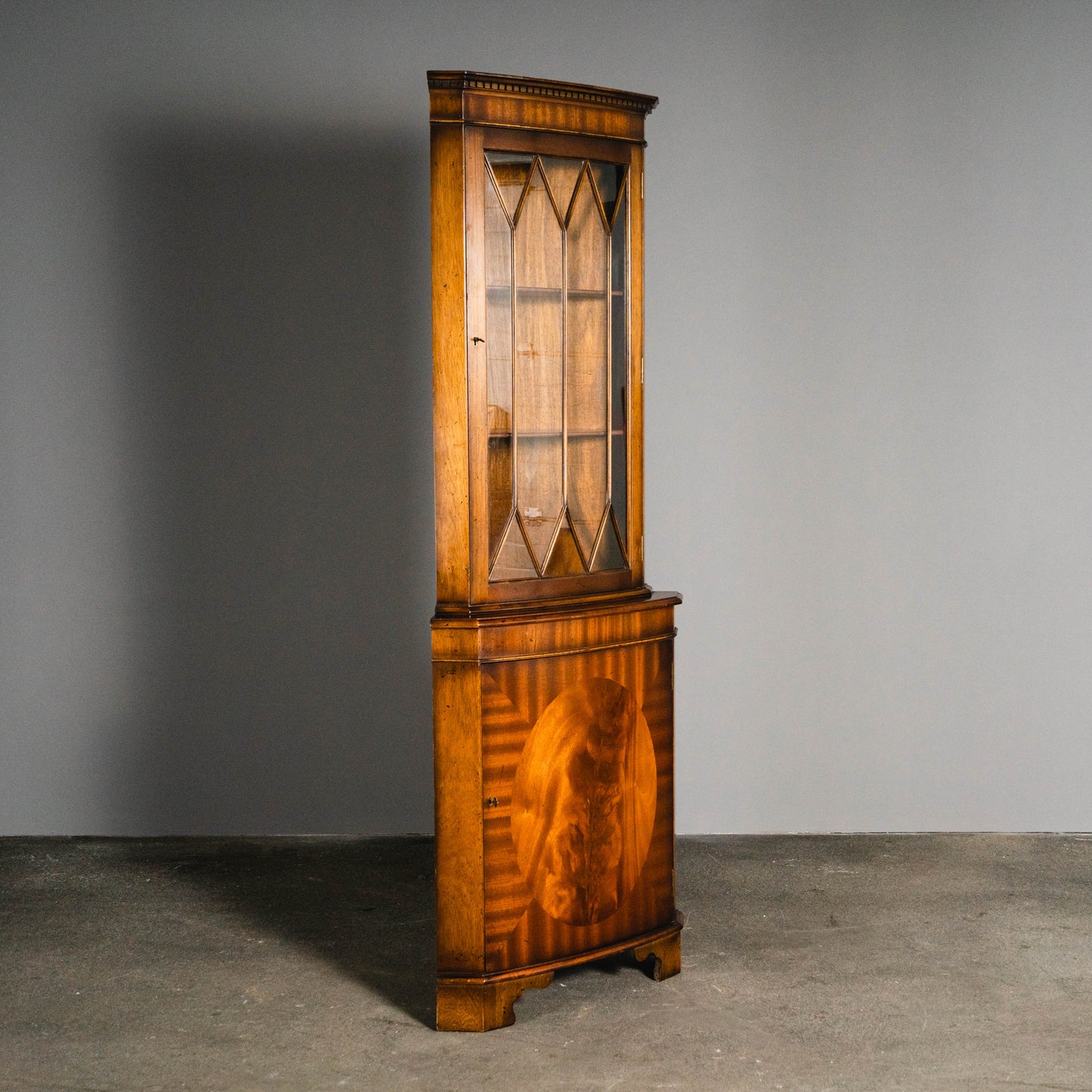 Schöner Eckschrank im Englischen Stil, 2.Hälfte des 20.Jahrhunderts - Vitrine Bücherschrank Schrank Regal Kommode Alt Vintage MÖBLINGER