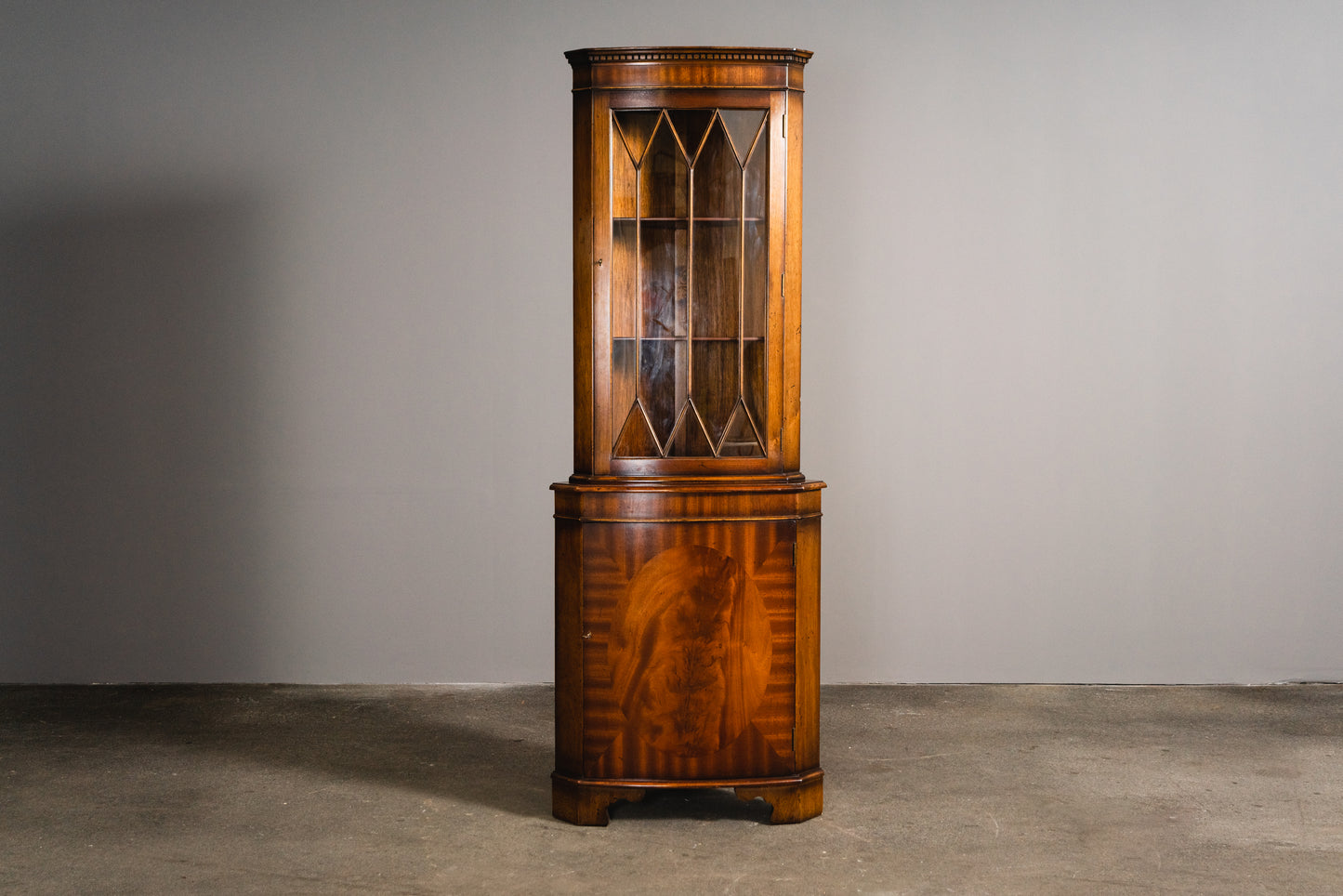 Schöner Eckschrank im Englischen Stil, 2.Hälfte des 20.Jahrhunderts - Vitrine Bücherschrank Schrank Regal Kommode Alt Vintage MÖBLINGER