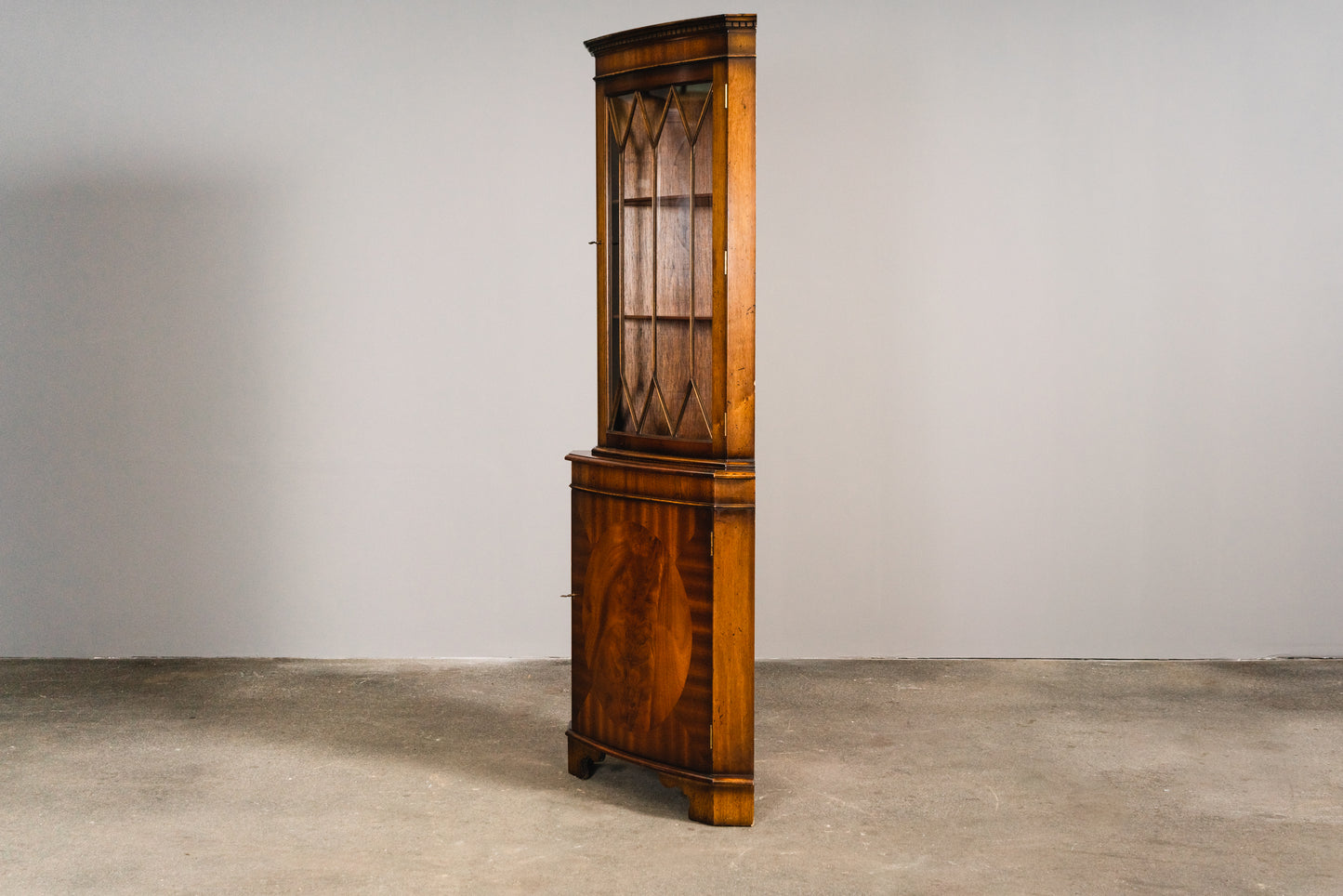 Schöner Eckschrank im Englischen Stil, 2.Hälfte des 20.Jahrhunderts - Vitrine Bücherschrank Schrank Regal Kommode Alt Vintage MÖBLINGER