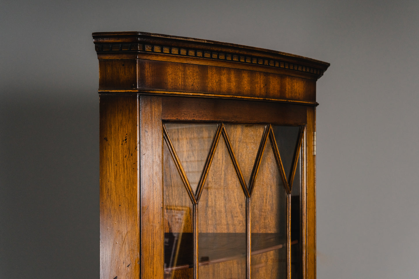 Schöner Eckschrank im Englischen Stil, 2.Hälfte des 20.Jahrhunderts - Vitrine Bücherschrank Schrank Regal Kommode Alt Vintage MÖBLINGER