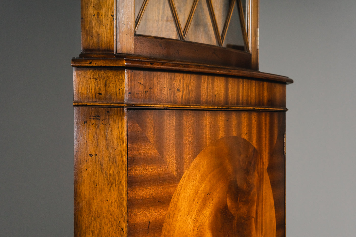 Schöner Eckschrank im Englischen Stil, 2.Hälfte des 20.Jahrhunderts - Vitrine Bücherschrank Schrank Regal Kommode Alt Vintage MÖBLINGER