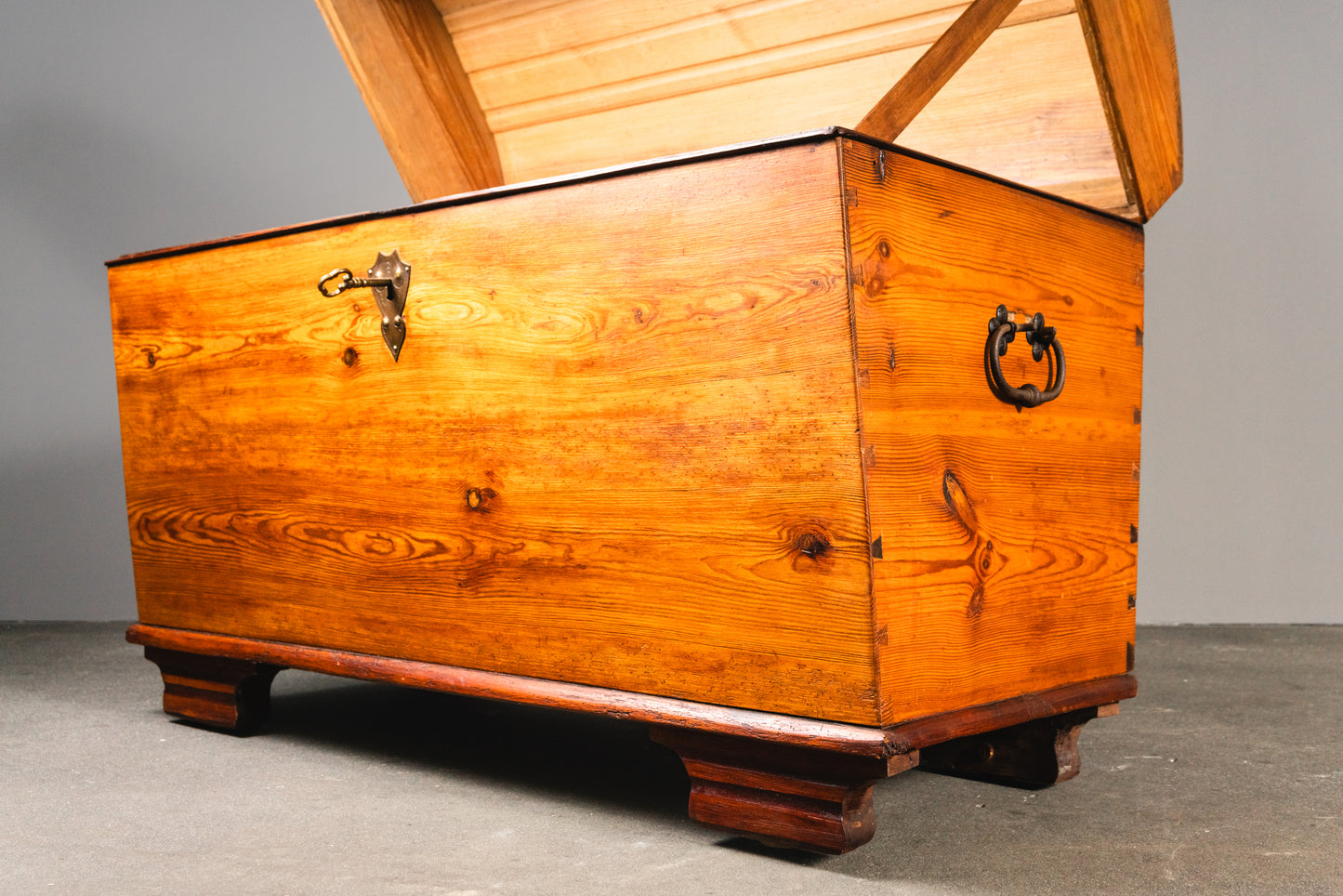 Schlichte Runddeckeltruhe, 19.Jahrhundert - Truhe Kiste Box Chest Schrank Kommode Alt Antik MÖBLINGER