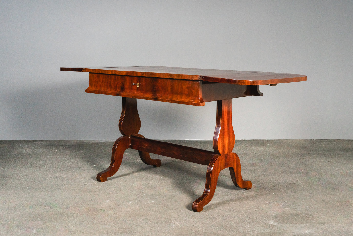Originaler Biedermeier Schreibtisch, erste Hälfte des 19.Jahrhunderts - Tisch Desk Büro Mahagoni Stuhl Alt Antik MÖBLINGER