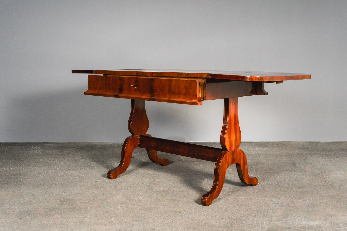 Originaler Biedermeier Schreibtisch, erste Hälfte des 19.Jahrhunderts - Tisch Desk Büro Mahagoni Stuhl Alt Antik MÖBLINGER