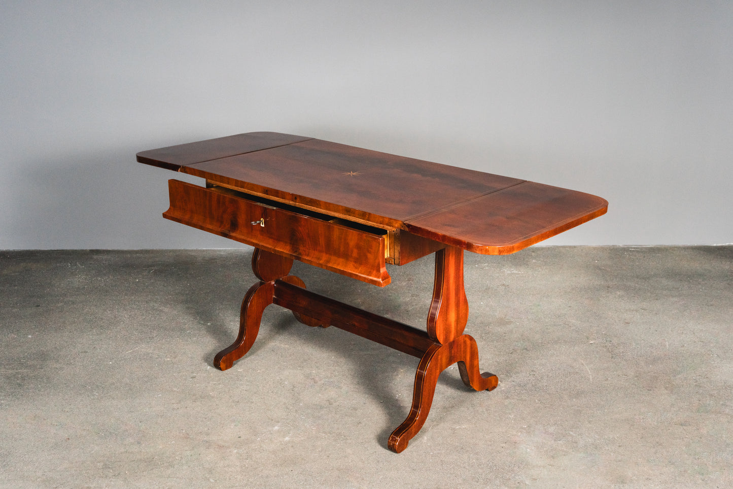Originaler Biedermeier Schreibtisch, erste Hälfte des 19.Jahrhunderts - Tisch Desk Büro Mahagoni Stuhl Alt Antik MÖBLINGER