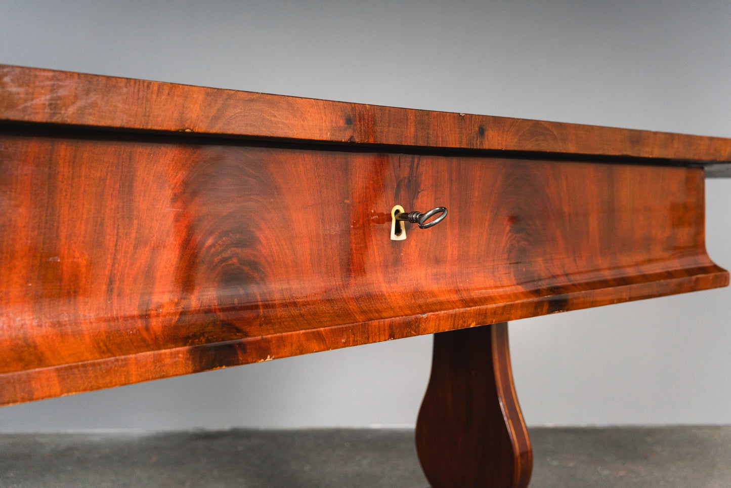 Originaler Biedermeier Schreibtisch, erste Hälfte des 19.Jahrhunderts - Tisch Desk Büro Mahagoni Stuhl Alt Antik MÖBLINGER