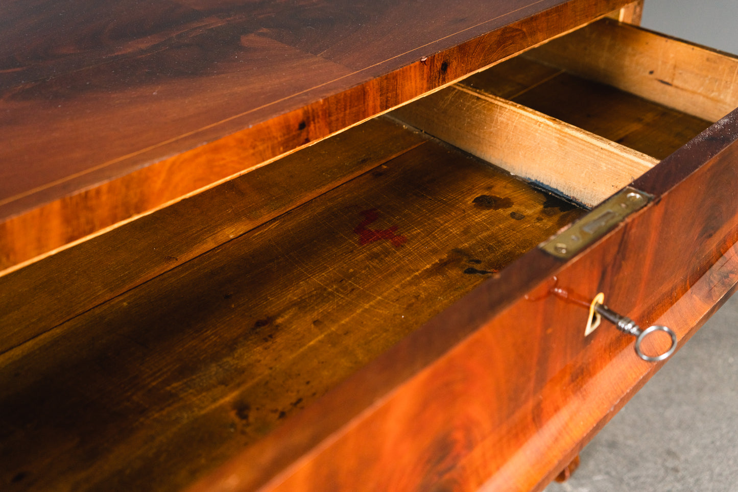 Originaler Biedermeier Schreibtisch, erste Hälfte des 19.Jahrhunderts - Tisch Desk Büro Mahagoni Stuhl Alt Antik MÖBLINGER