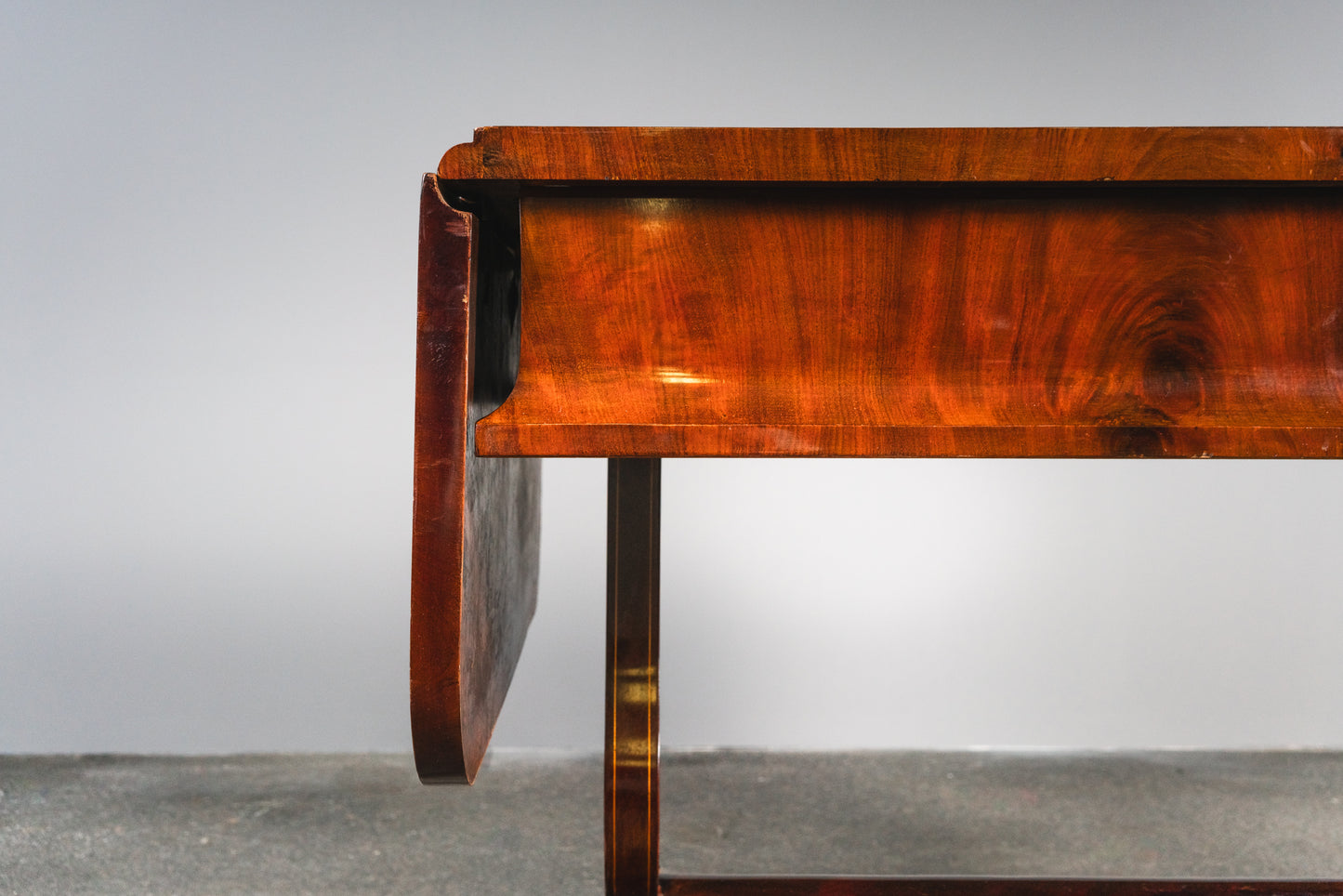 Originaler Biedermeier Schreibtisch, erste Hälfte des 19.Jahrhunderts - Tisch Desk Büro Mahagoni Stuhl Alt Antik MÖBLINGER