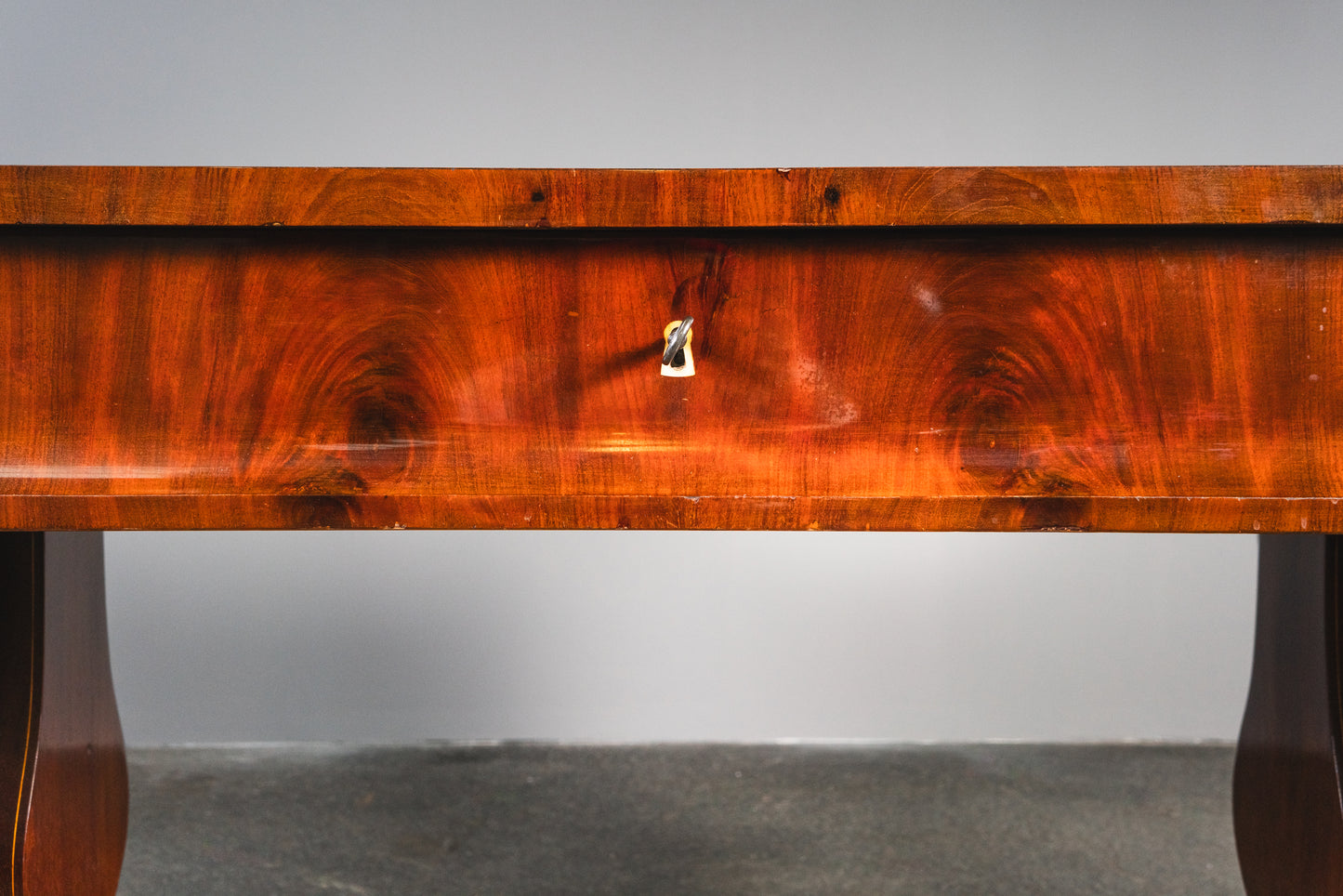 Originaler Biedermeier Schreibtisch, erste Hälfte des 19.Jahrhunderts - Tisch Desk Büro Mahagoni Stuhl Alt Antik MÖBLINGER