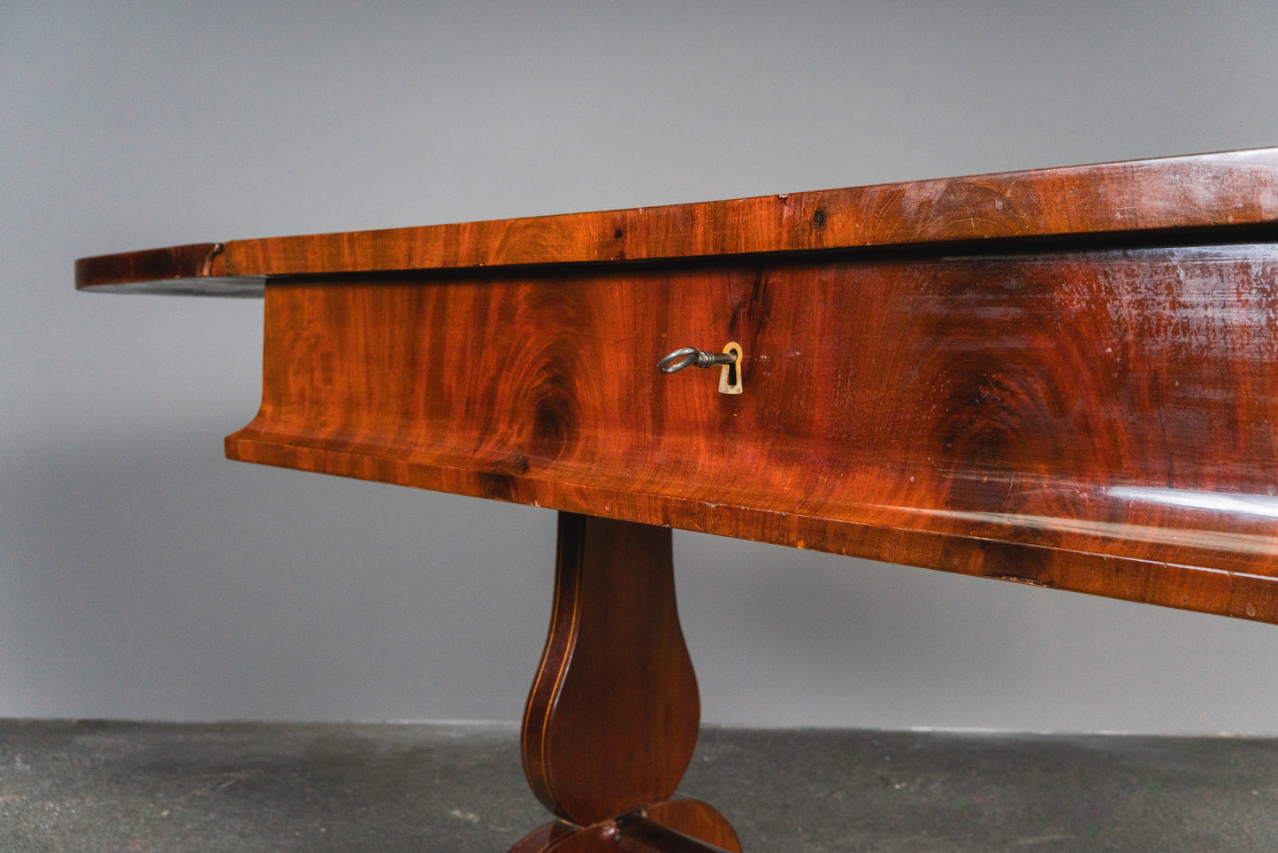 Originaler Biedermeier Schreibtisch, erste Hälfte des 19.Jahrhunderts - Tisch Desk Büro Mahagoni Stuhl Alt Antik MÖBLINGER
