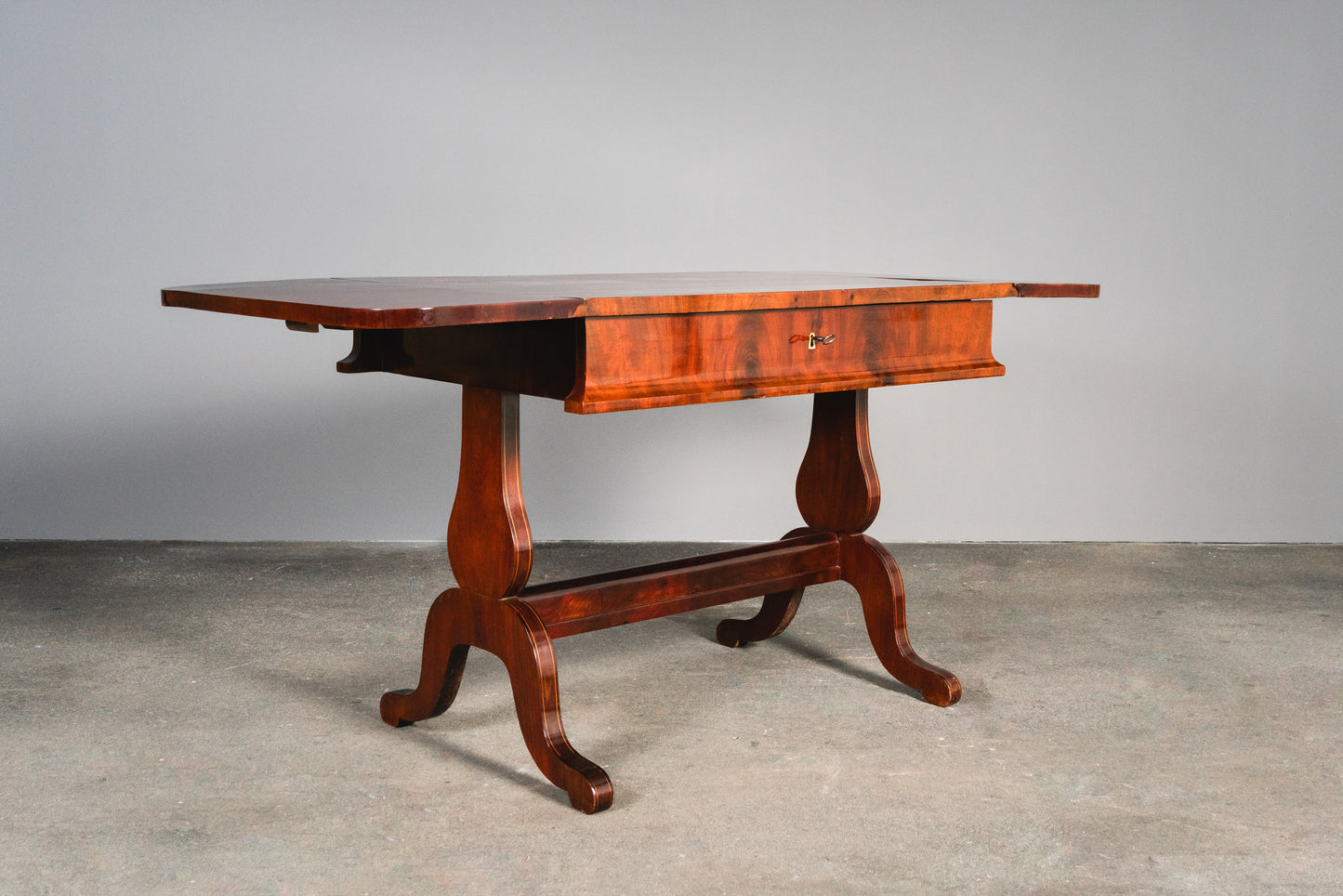 Originaler Biedermeier Schreibtisch, erste Hälfte des 19.Jahrhunderts - Tisch Desk Büro Mahagoni Stuhl Alt Antik MÖBLINGER