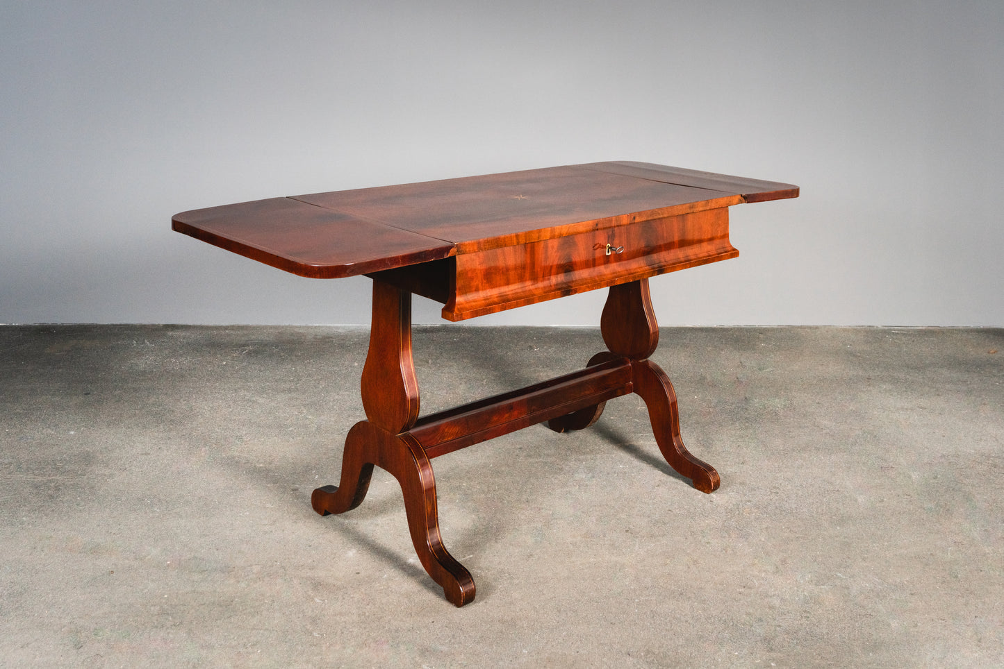 Originaler Biedermeier Schreibtisch, erste Hälfte des 19.Jahrhunderts - Tisch Desk Büro Mahagoni Stuhl Alt Antik MÖBLINGER