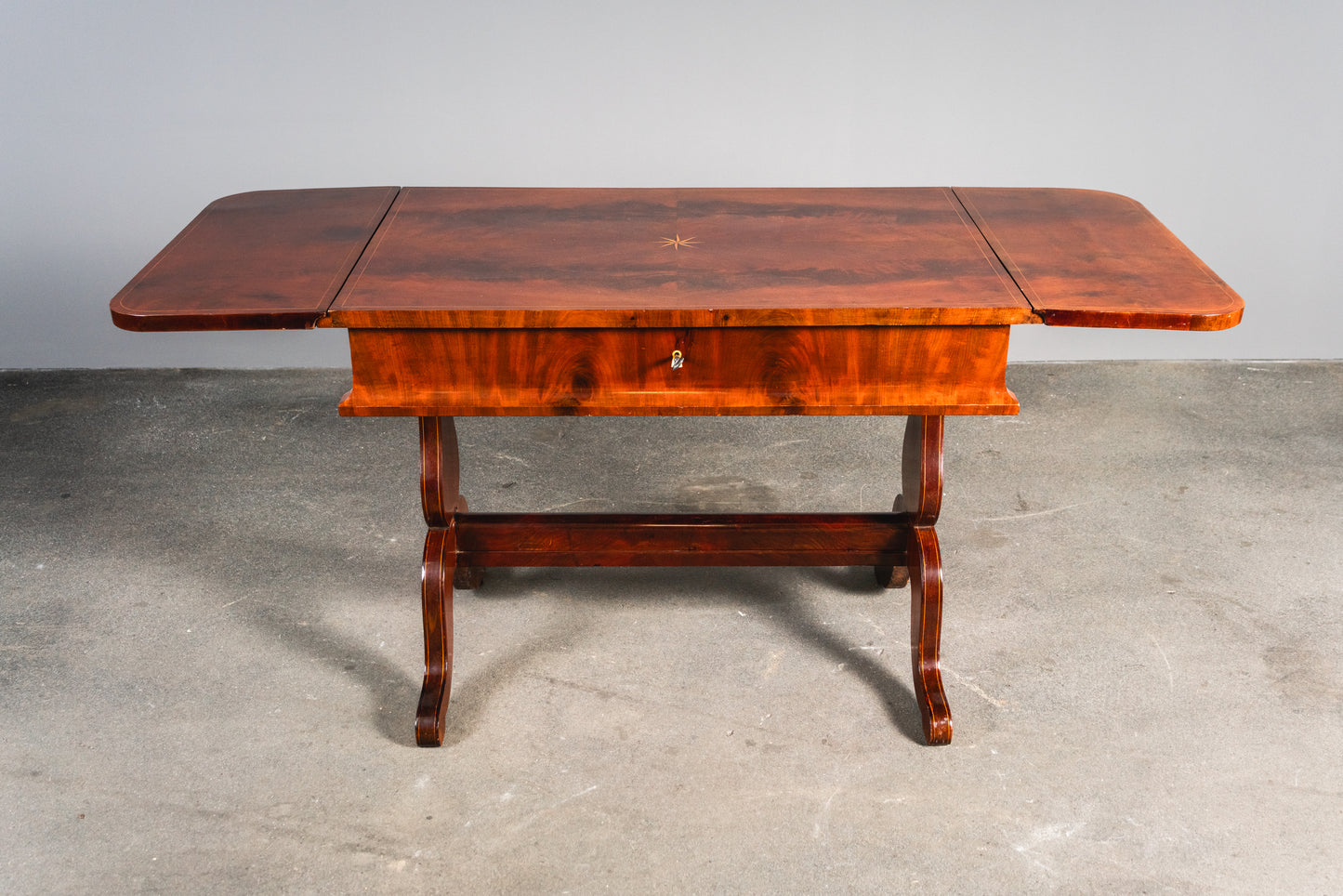 Originaler Biedermeier Schreibtisch, erste Hälfte des 19.Jahrhunderts - Tisch Desk Büro Mahagoni Stuhl Alt Antik MÖBLINGER