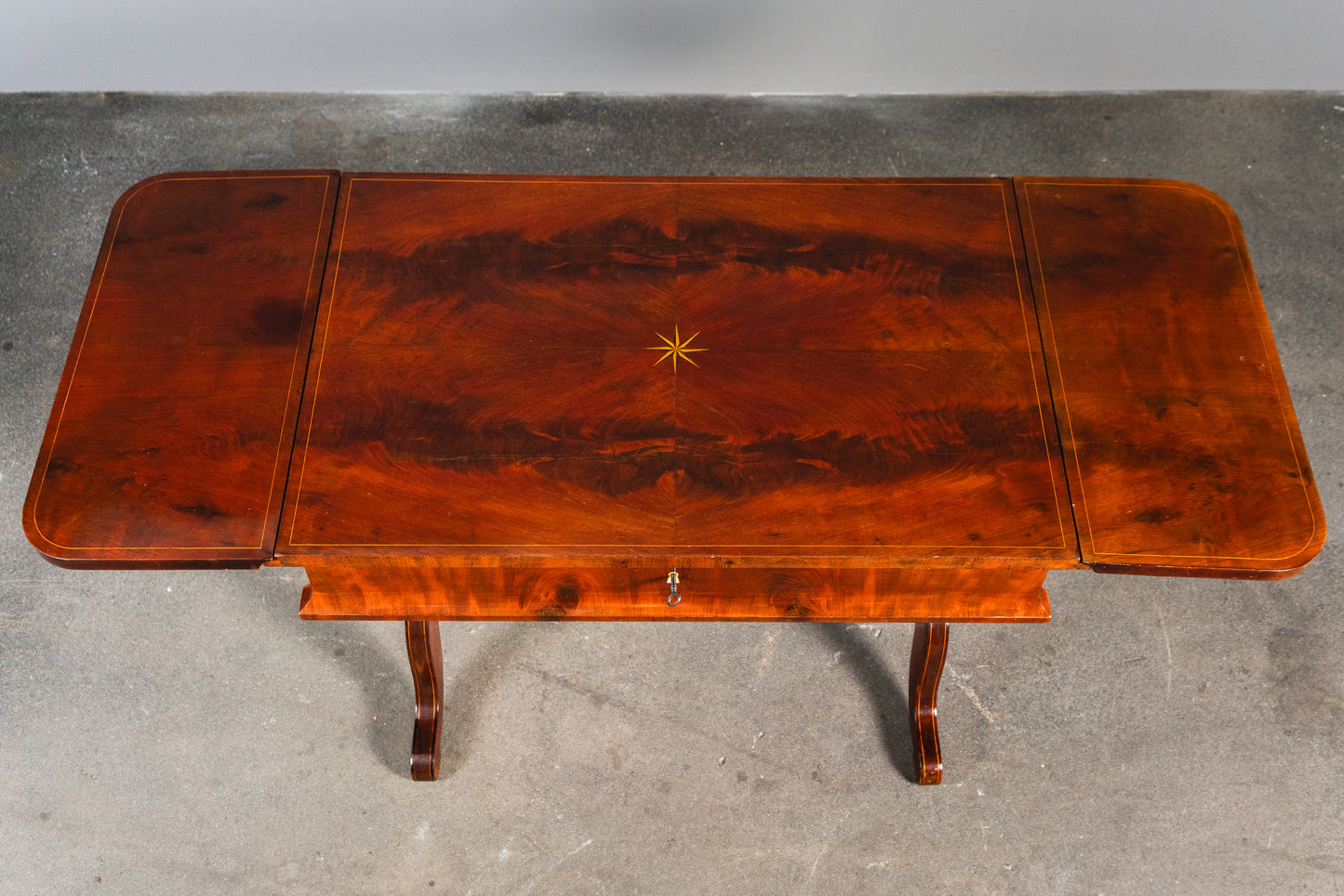 Originaler Biedermeier Schreibtisch, erste Hälfte des 19.Jahrhunderts - Tisch Desk Büro Mahagoni Stuhl Alt Antik MÖBLINGER