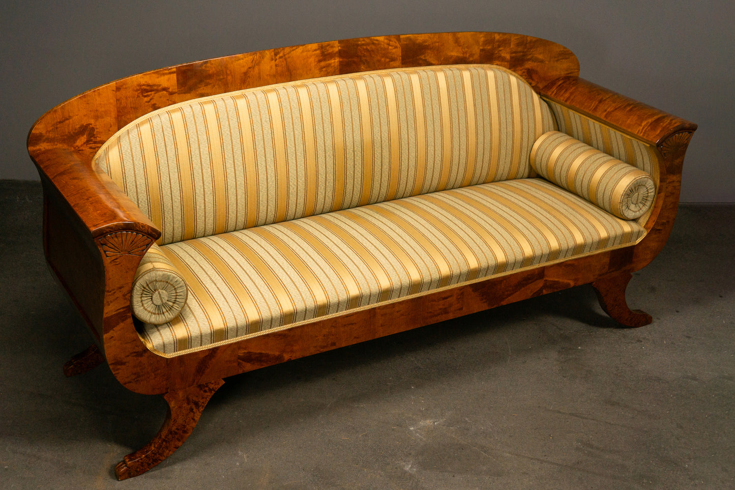 Elegantes Sofa im Biedermeier Stil