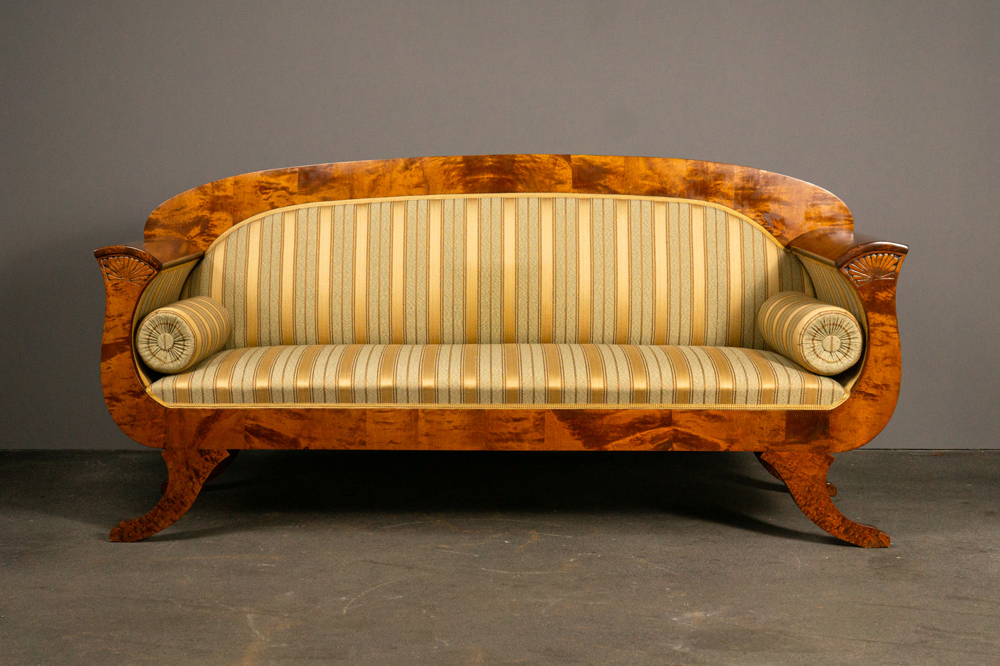 Elegantes Sofa im Biedermeier Stil