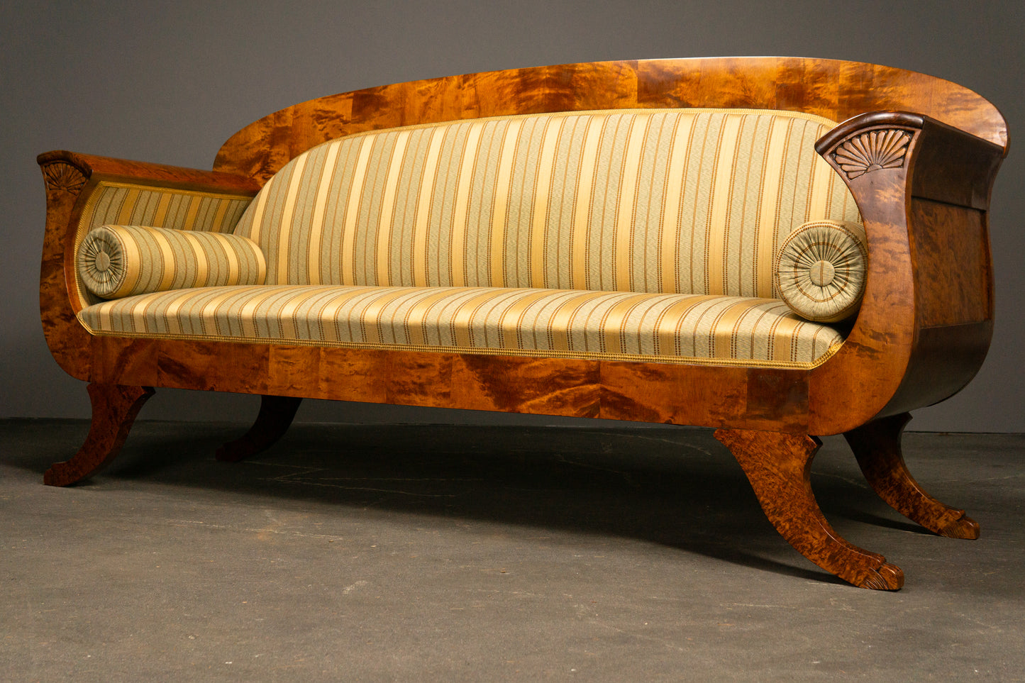 Elegantes Sofa im Biedermeier Stil