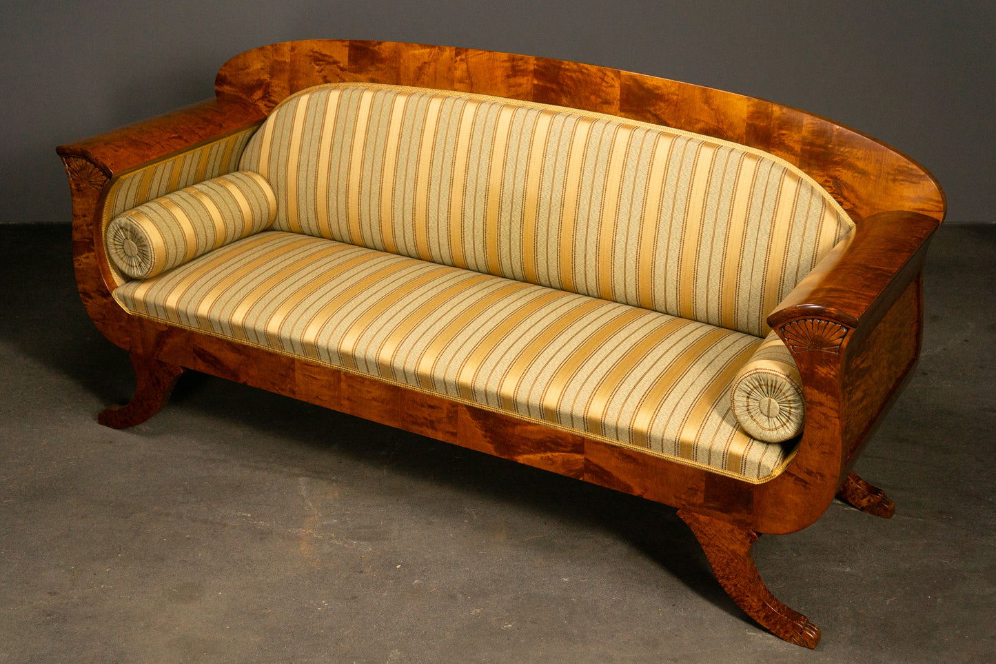 Elegantes Sofa im Biedermeier Stil
