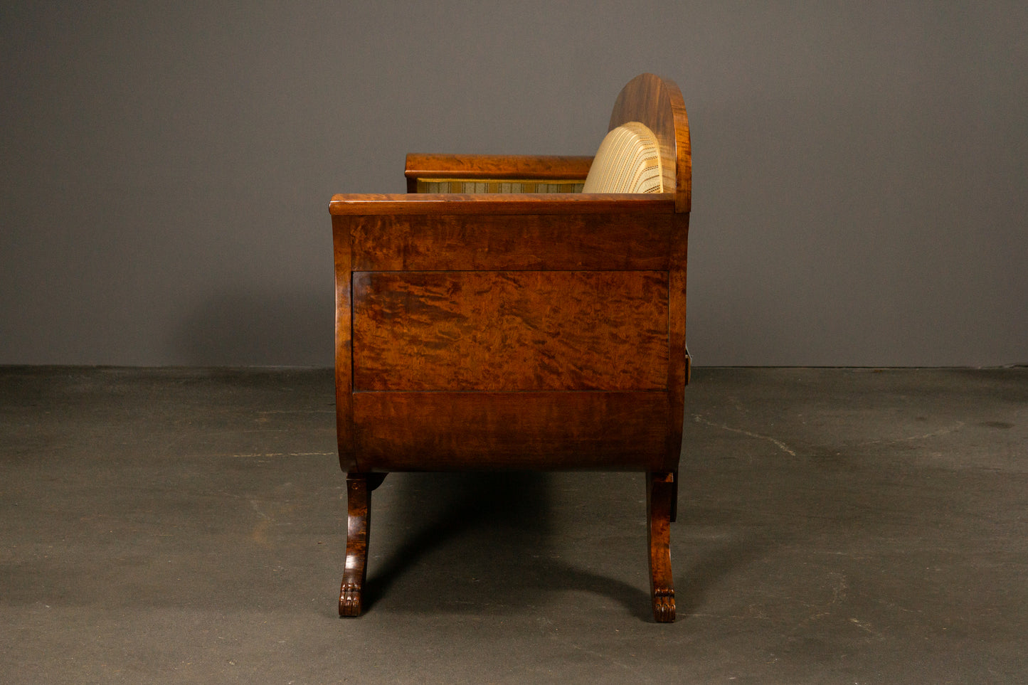 Elegantes Sofa im Biedermeier Stil