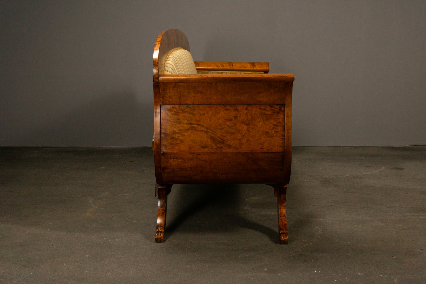 Elegantes Sofa im Biedermeier Stil