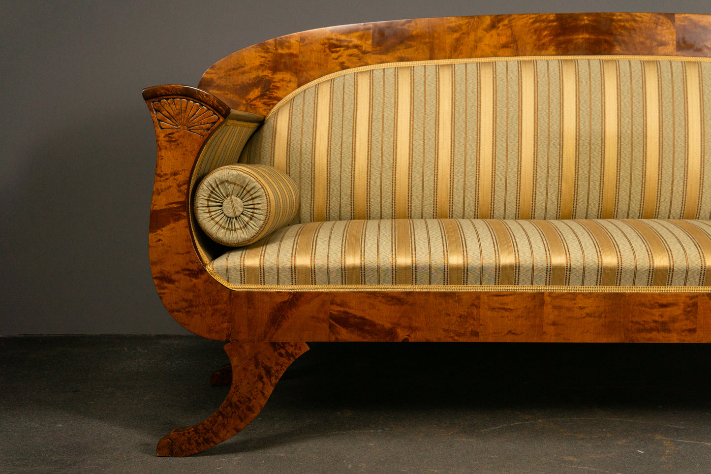 Elegantes Sofa im Biedermeier Stil