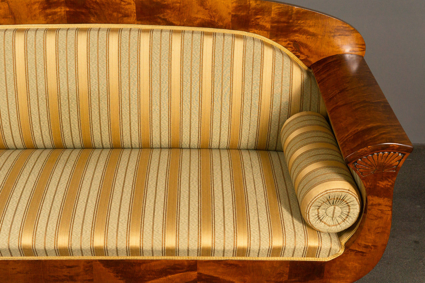 Elegantes Sofa im Biedermeier Stil