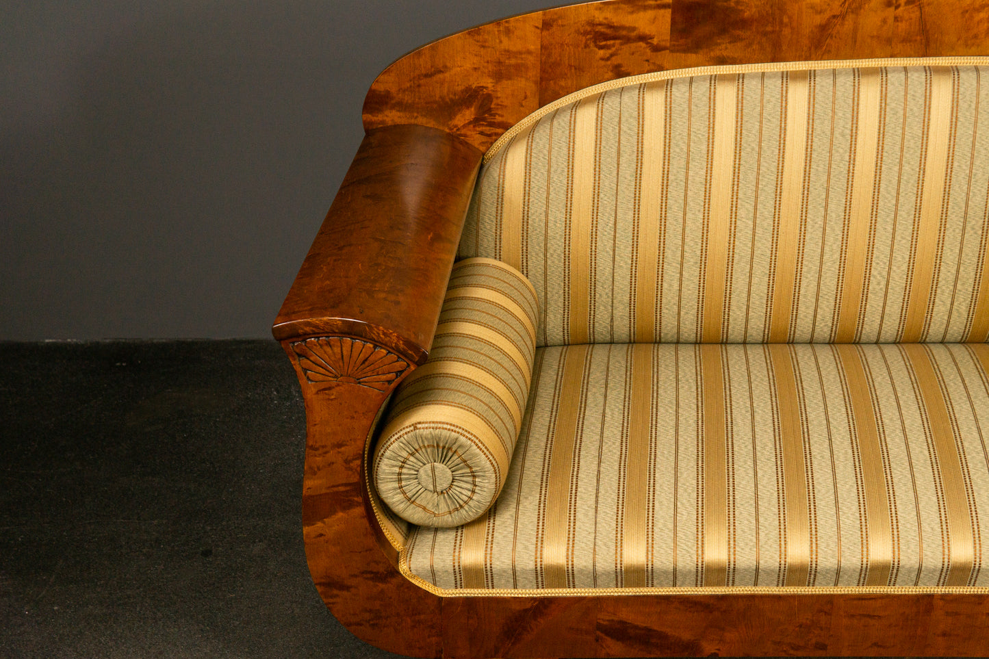 Elegantes Sofa im Biedermeier Stil