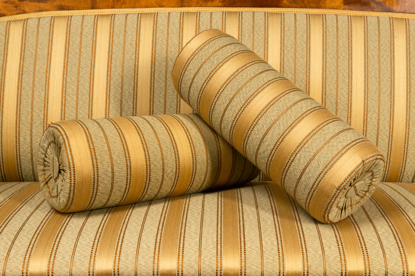 Elegantes Sofa im Biedermeier Stil