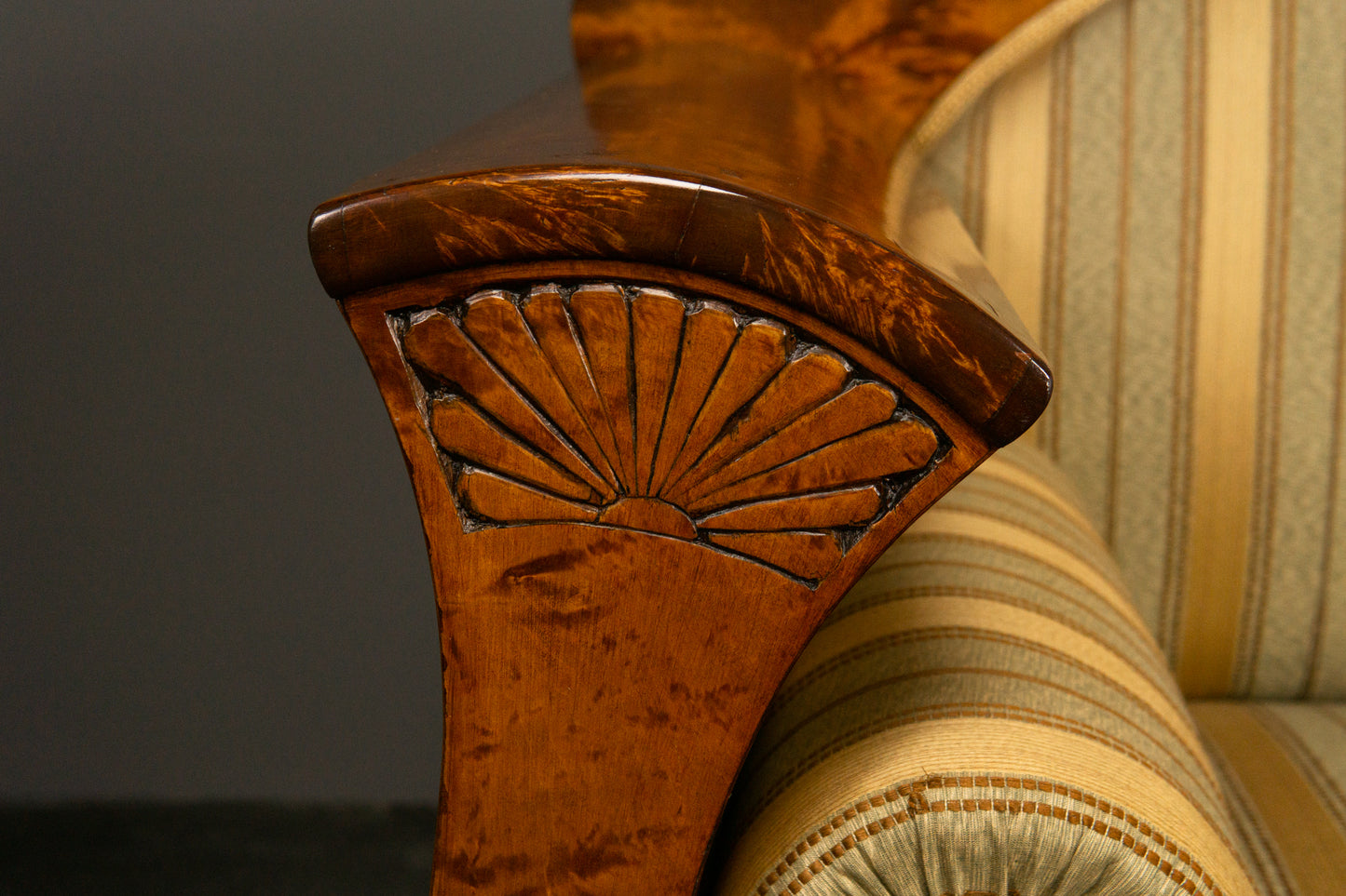 Elegantes Sofa im Biedermeier Stil