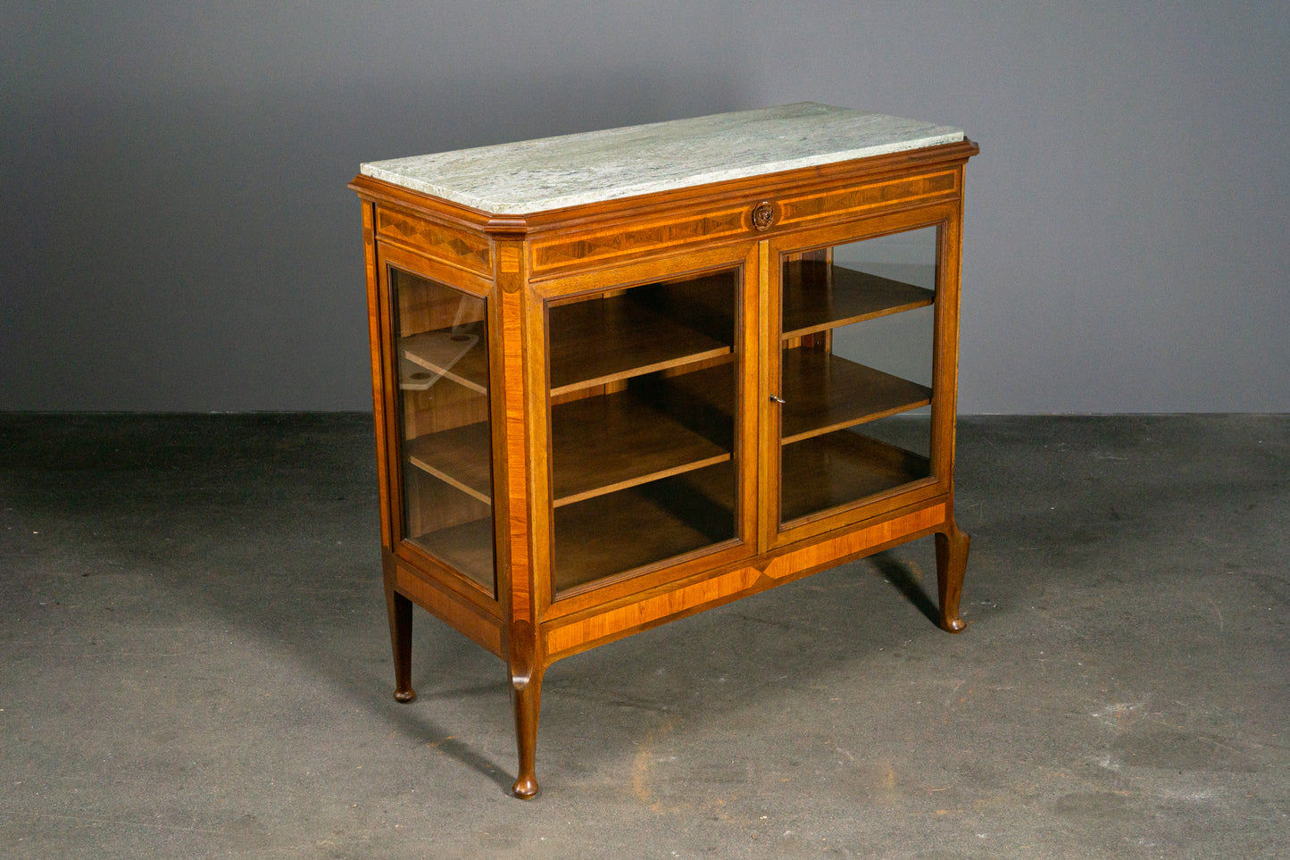 Wunderschöne kleine Vitrine