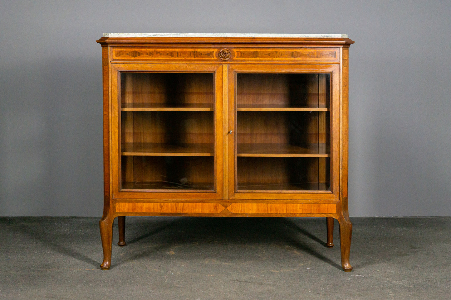 Wunderschöne kleine Vitrine