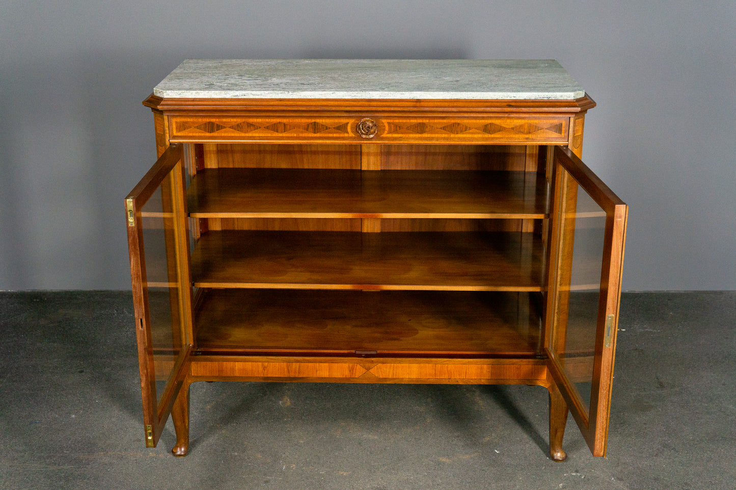 Wunderschöne kleine Vitrine