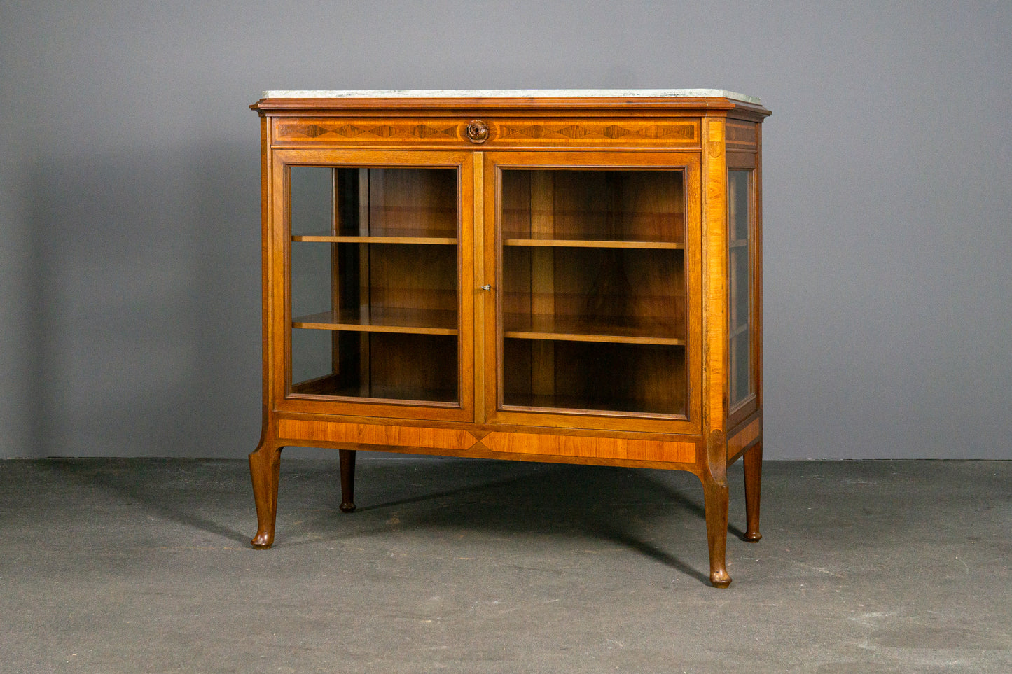 Wunderschöne kleine Vitrine