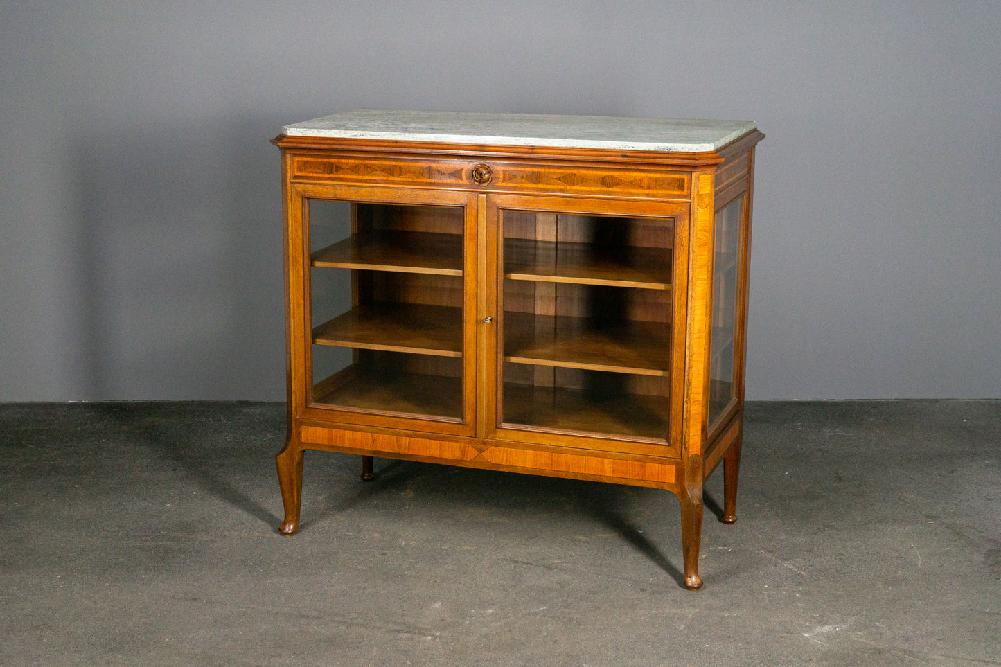 Wunderschöne kleine Vitrine