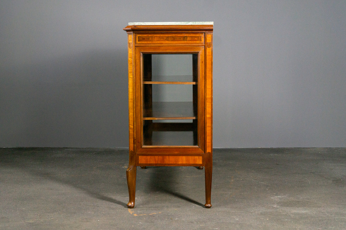 Wunderschöne kleine Vitrine