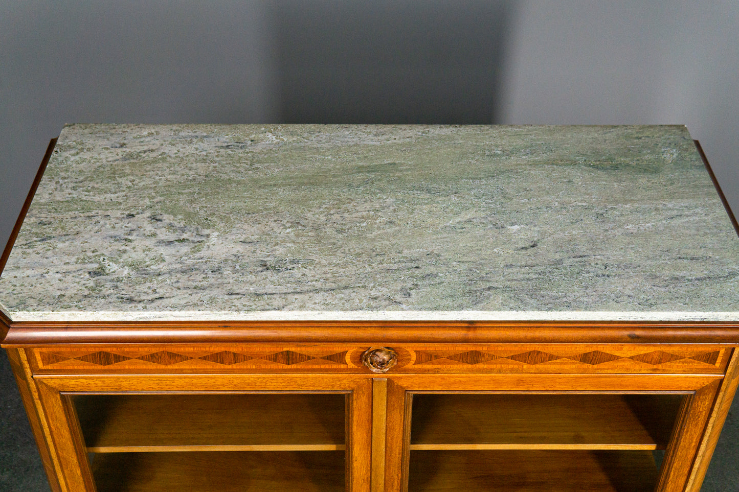 Wunderschöne kleine Vitrine