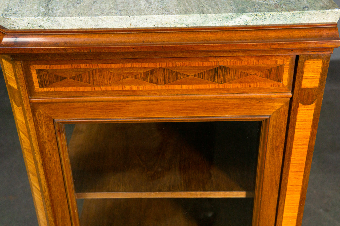 Wunderschöne kleine Vitrine