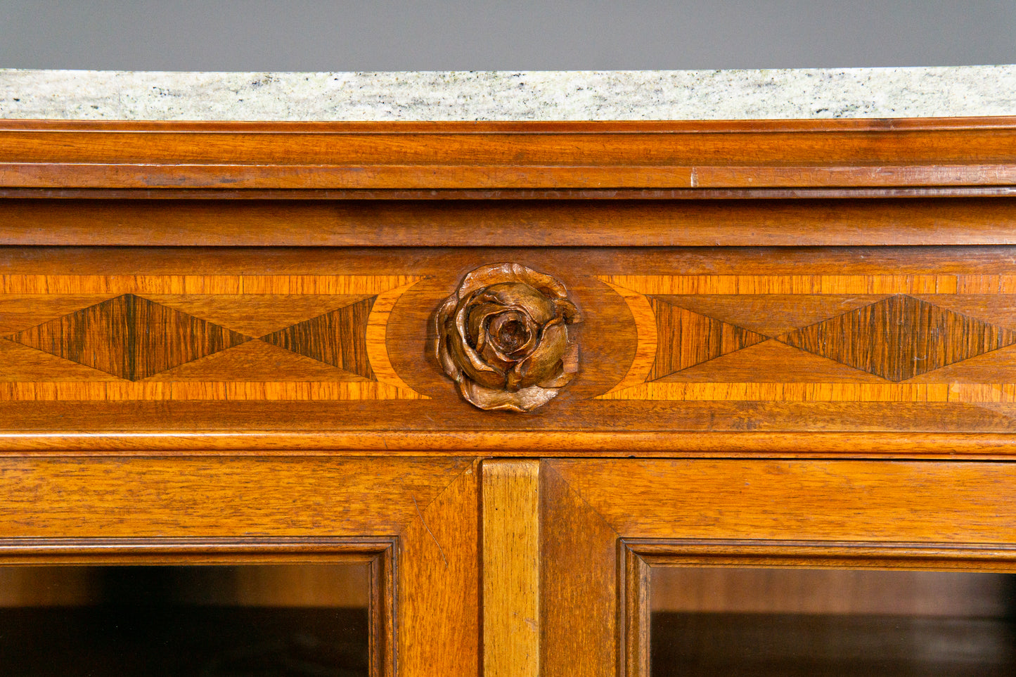 Wunderschöne kleine Vitrine